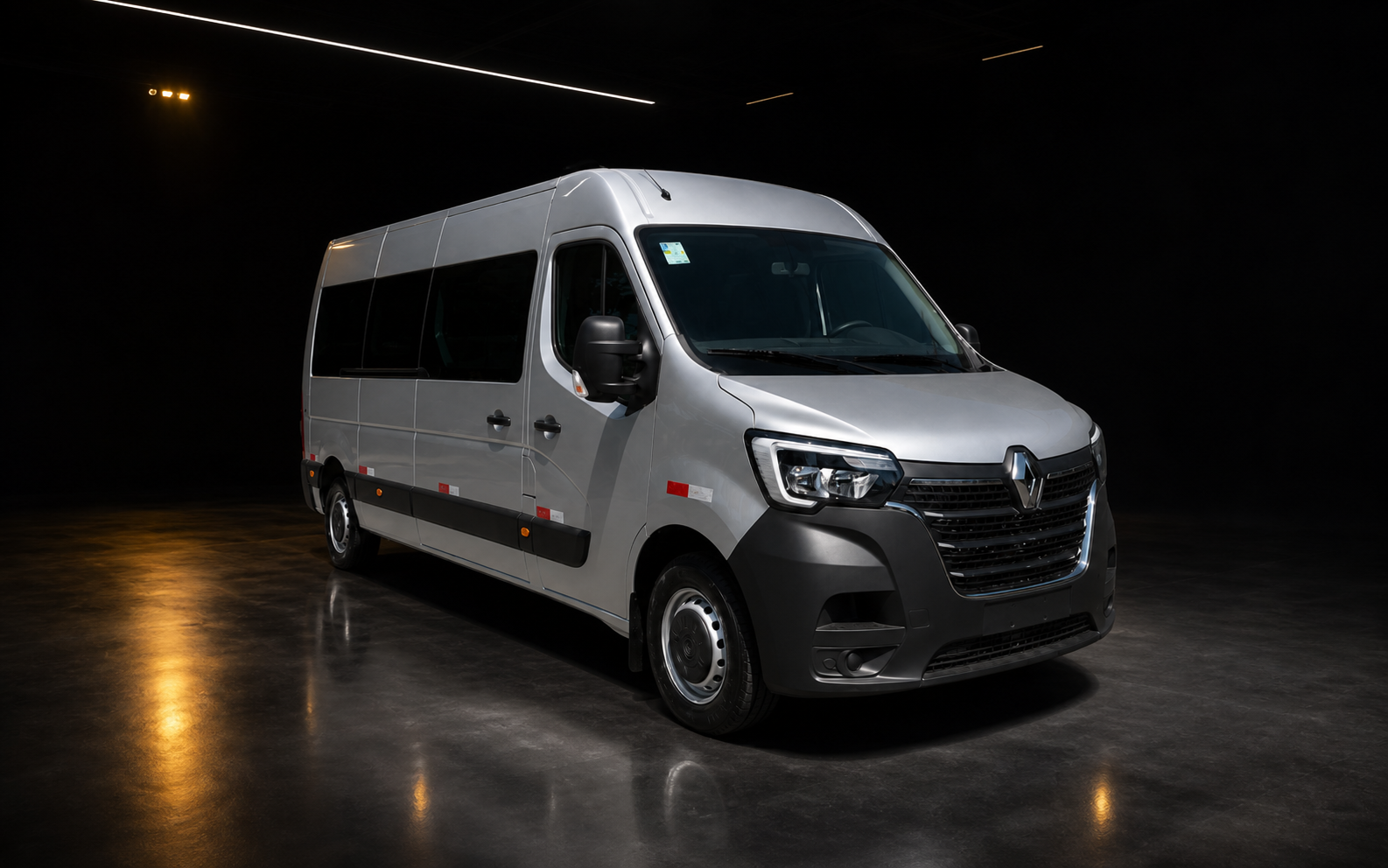 Renault Master prata 0 km em estúdio escuro
